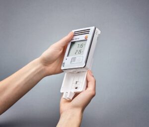 testo 160 IAQ - WiFi data logger with display and integrated sensors for temperature, humidity, CO2 and atmospheric pressure